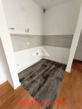 Nivelisani dio kuhinje sa keramičkim pločicama na zidu i podu. - image 3