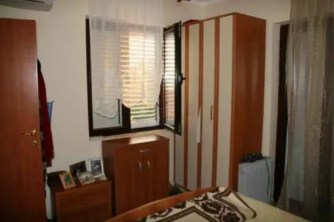Namještena spavaća soba sa drvenim namještajem. - image 27