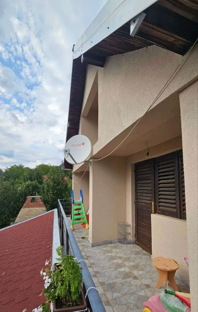 Pogled na prostrani balkon i krov kuće.