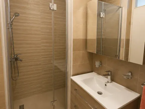 Izdavanje, dvosoban stan, 70m², Pobrežje, Podgorica - image 12