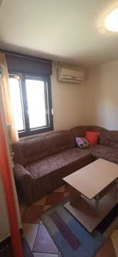 Dnevna soba sa ugaonom garniturom, stočićem i klima uređajem. - image 3