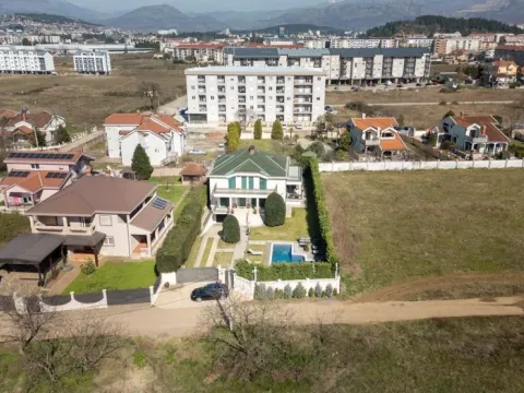 Izdavanje, kuća, 500m², Zabjelo, Podgorica - image 31