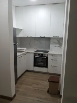Moderna bijela kuhinja sa ugrađenom rernom i pločom za kuvanje. - image 4