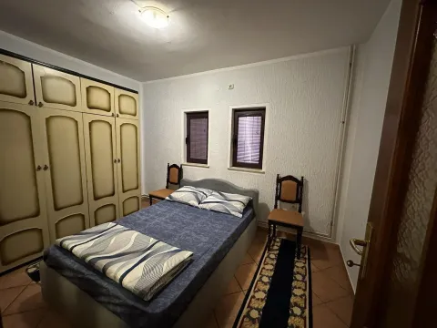 Spavaća soba sa bračnim krevetom i velikim plakarom. - image 11