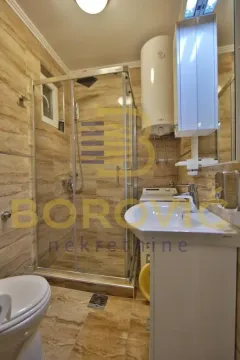 Kupatilo opremljeno tuš kabinom, umivaonikom i sanitarijama. - image 14