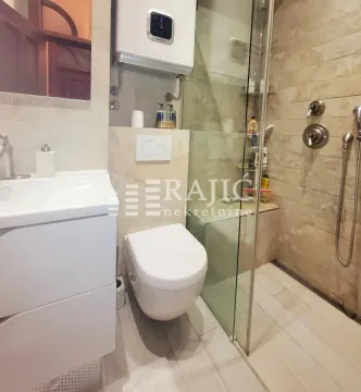 Moderno kupatilo sa tuš kabinom i sanitarijama. - image 11