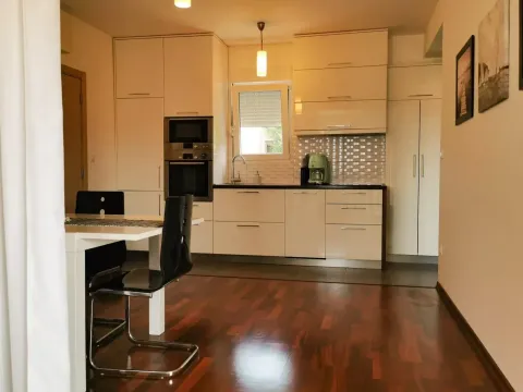 Izdavanje, stan, 49m², Tivat, Crna Gora - image 1