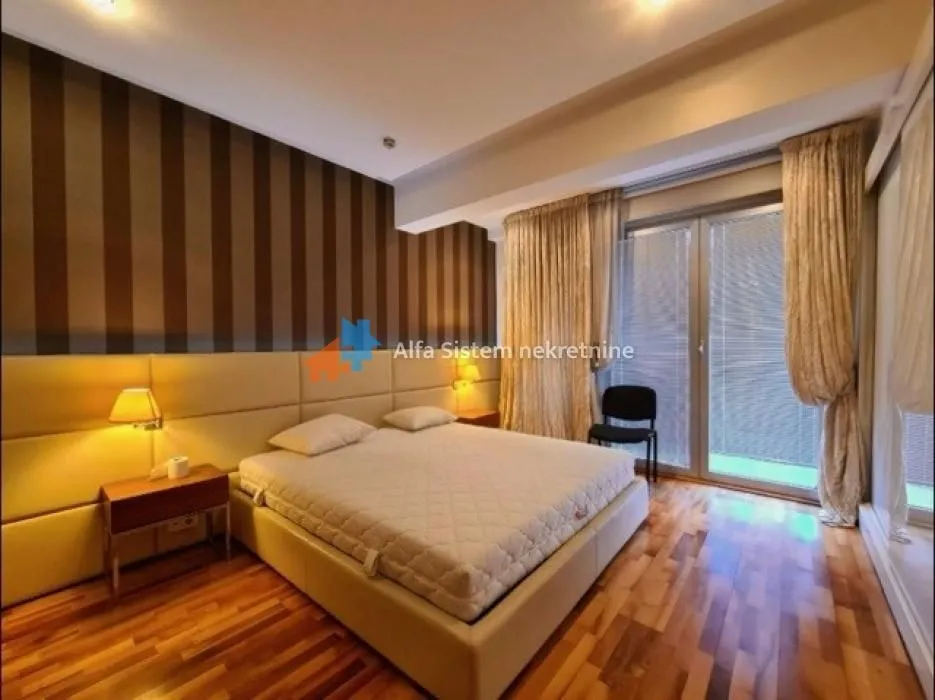 Izdavanje, trosoban stan, 130m², Stari Grad, Beograd