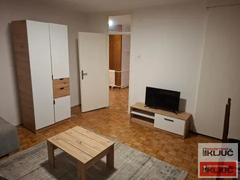 Dnevna soba sa garniturom, TV komodom i ormanom. - image 2