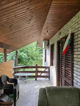Natkrivena terasa sa drvenim plafonom i garniturom za sjedjenje. - image 20