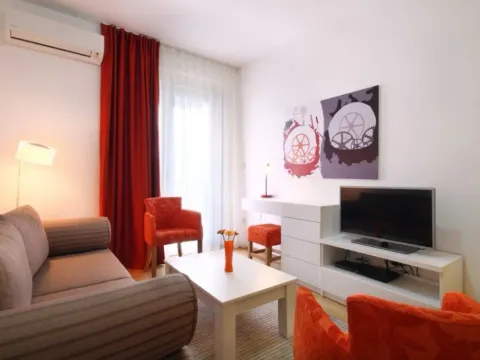 Izdavanje, jednosoban stan, 40m², Stari Grad, Budva - image 3