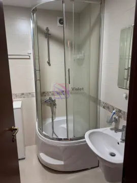 Kompaktno kupatilo sa tuš kabinom i umivaonikom. - image 7