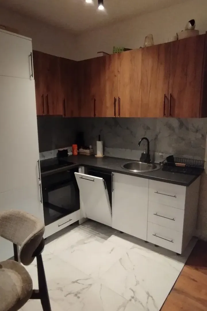 Izdavanje, dvosoban stan, 75m², Škaljari, Kotor