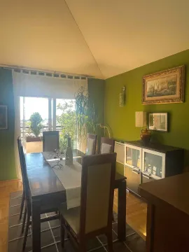 Trpezarija sa velikim stolom, zelenim zidovima i izlazom na terasu. - image 8