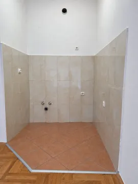 Dio kuhinje sa keramičkim pločicama i priključcima za vodu i struju. - image 5