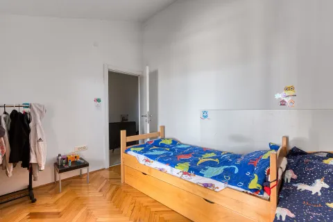 Dječja spavaća soba sa drvenim krevetima i parketom. - image 13