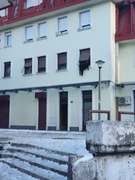 Spoljašnji izgled zgrade sa ulazom i stepeništem pokrivenim snijegom. - image 3