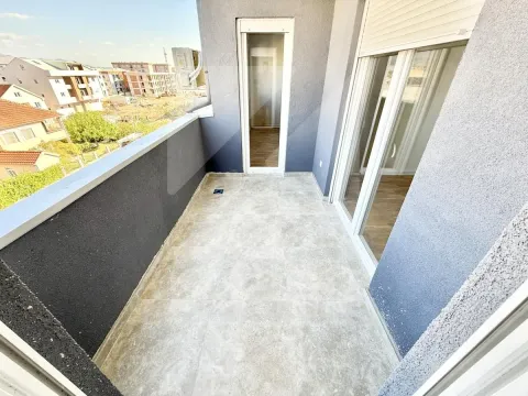 Spacious balcony with ceramic tiles and a view of the surroundings. - image 14