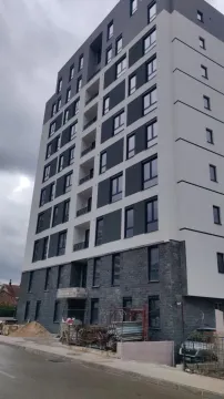 Moderno izgrađena stambena zgrada sa sivom i bijelom fasadom. - image 14