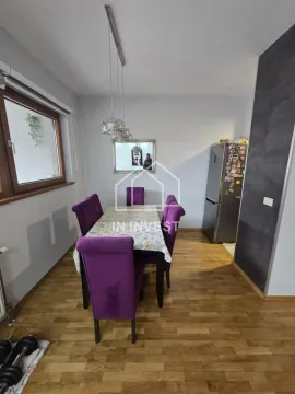 Trpezarija sa stolom i ljubičastim stolicama. - image 4