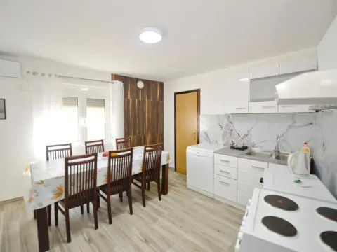 Izdavanje, kuća, 100m², Škaljari, Kotor - image 24