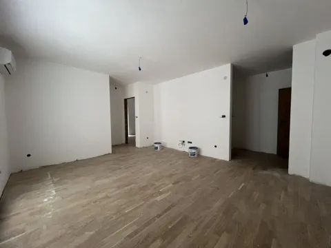 Prazna soba sa parketom na podu i bijelim zidovima. - image 12
