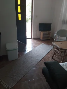 Dnevni boravak sa garniturom, televizorom i izlazom na vrata. - image 3