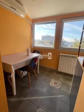 Manja kuhinja sa trpezarijskim stolom i prozorima. - image 3
