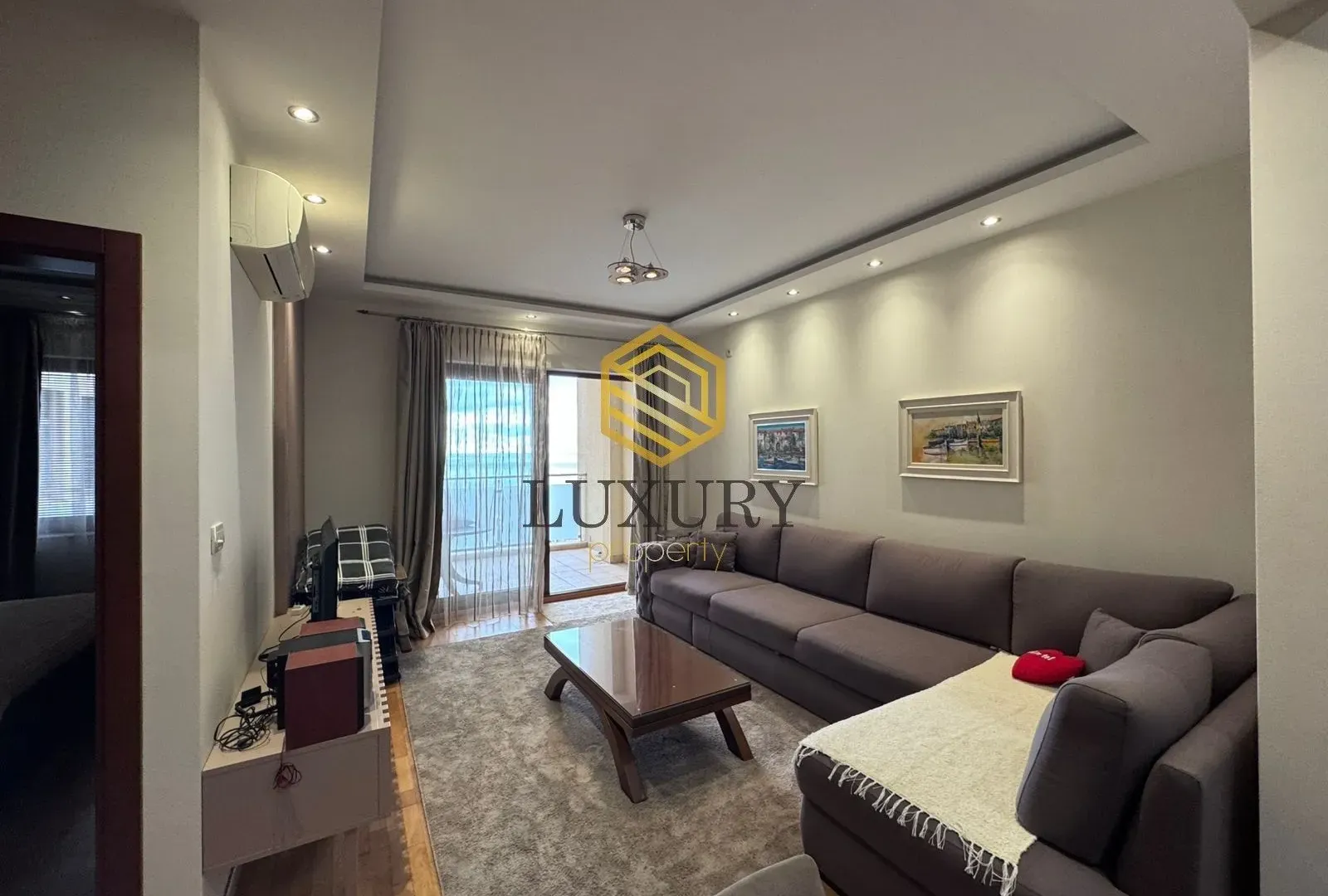 Rent, one bedroom apartment, 70m², Bečići, Budva