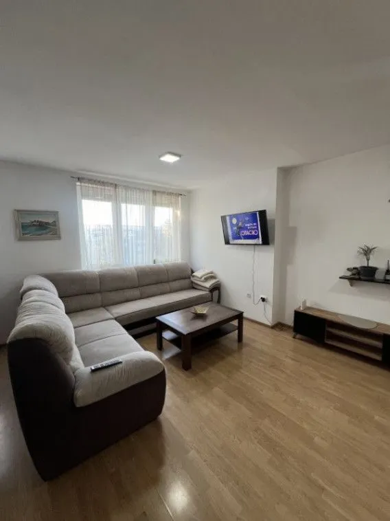 Izdavanje, dvosoban stan, 70m², Centar, Bar