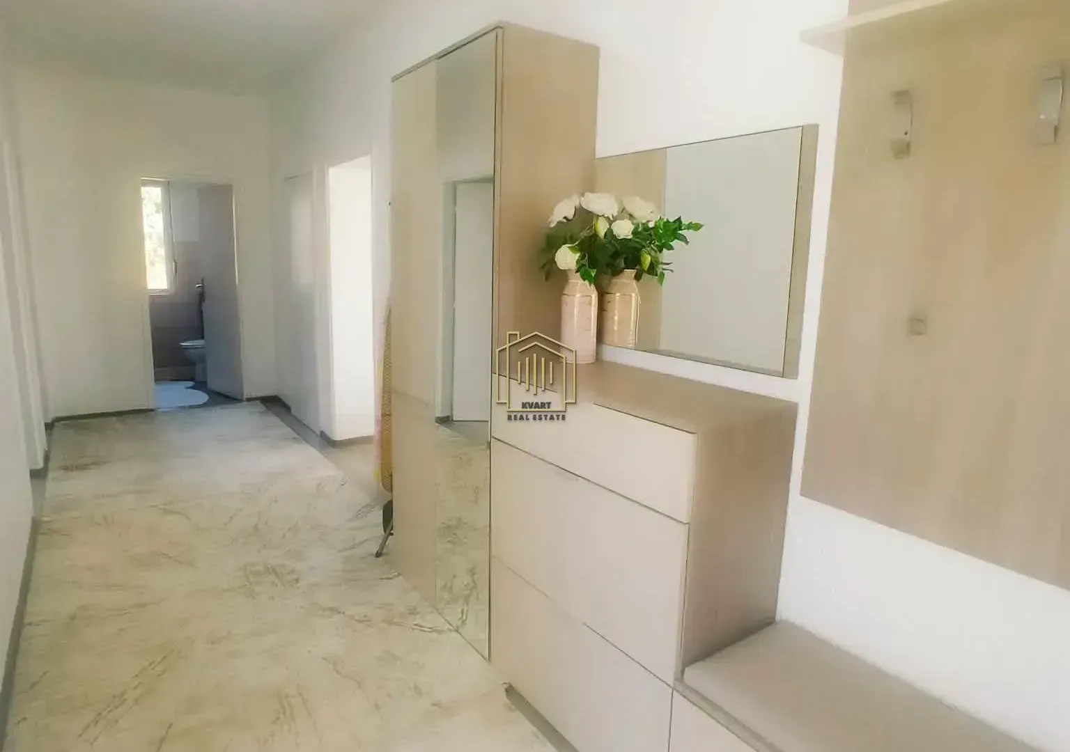 Izdavanje, dvosoban stan, 104m², Tološi, Podgorica
