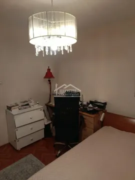 Nameštena spavaća soba sa krevetom, radnim stolom i komodom. - image 9