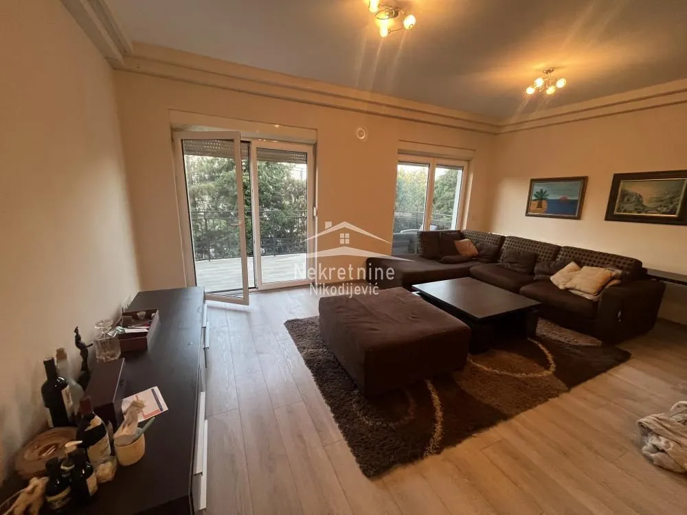 Living room with a seating set and access to the terrace.