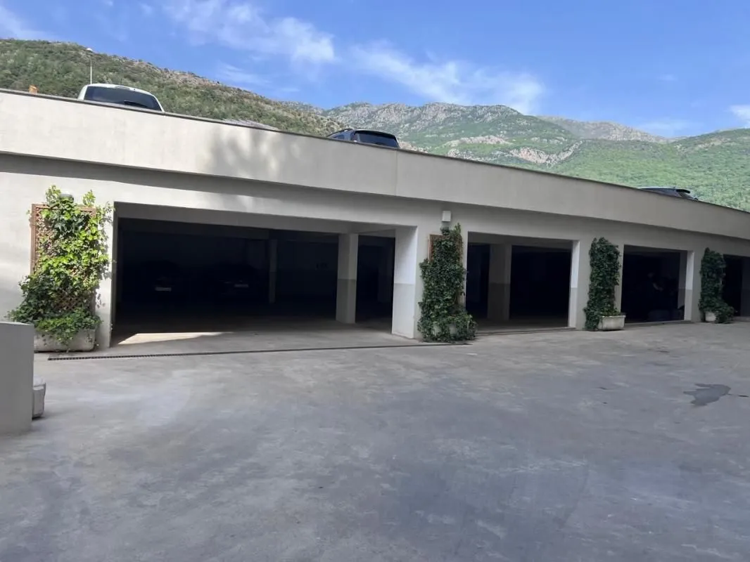 Rent, office space, 660m², Bečići, Budva