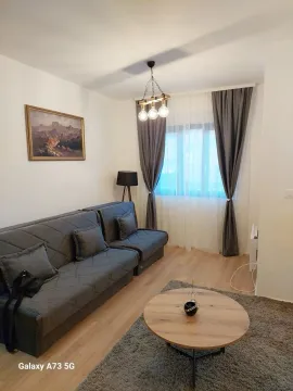 Dnevna soba sa garniturom, stočićem i prozorom. - image 7