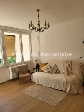 Dnevna soba sa garniturom, foteljom i lusterom na plafonu. - image 2