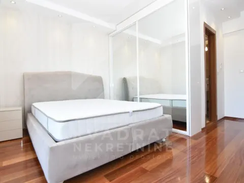 Izdavanje, četvorosoban stan, 140m², Centar, Podgorica - image 7