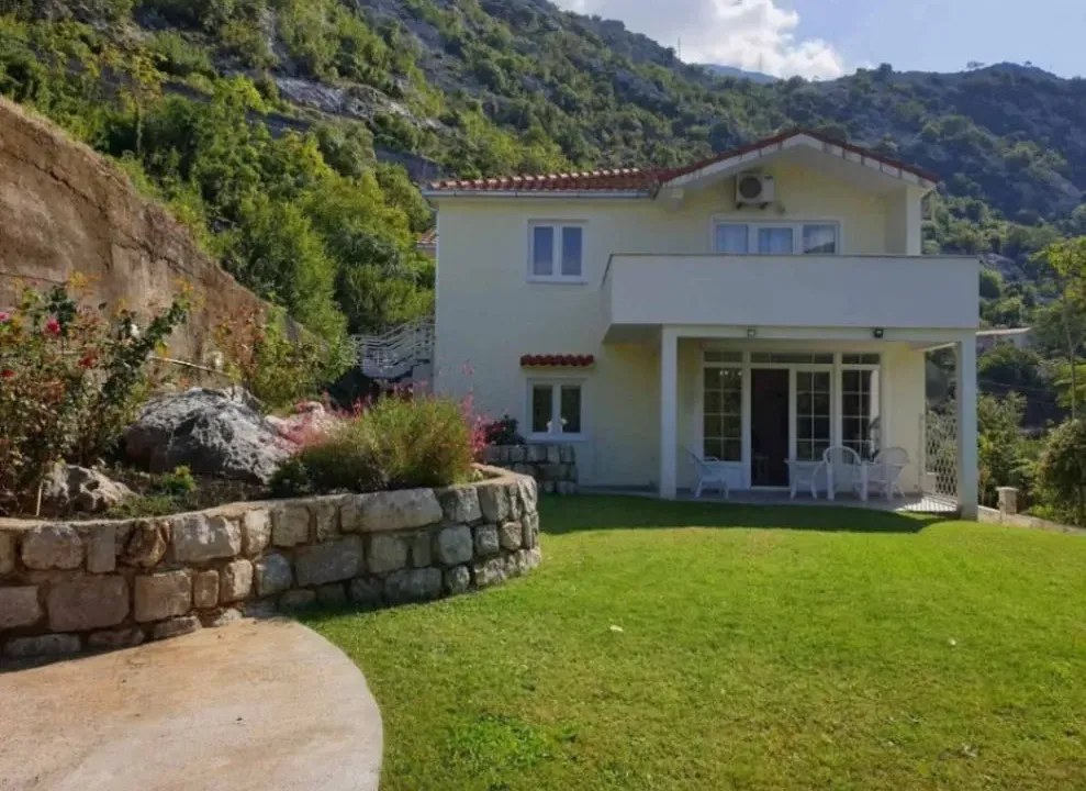 Prodaja, kuća, 216m², Škaljari, Kotor