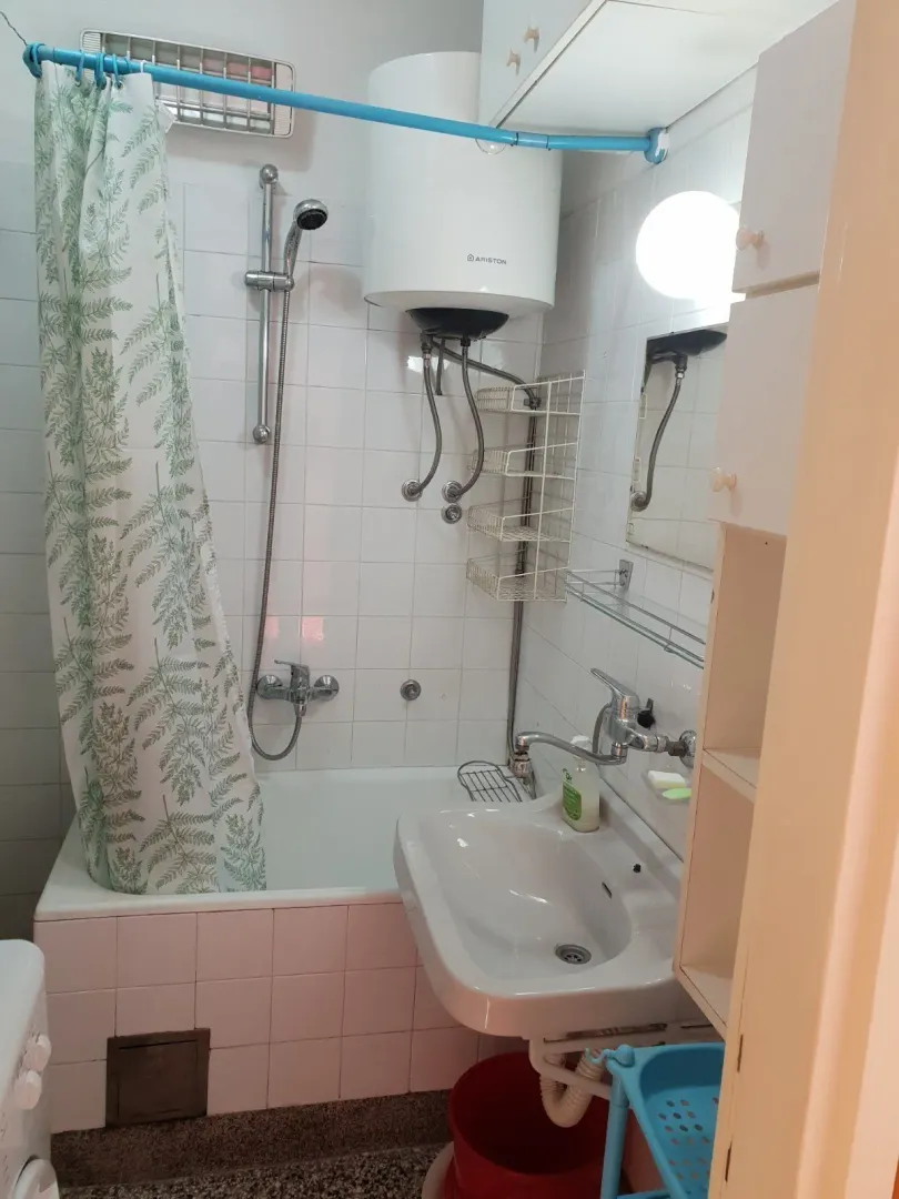 Malo kupatilo sa kadom i lavaboom.