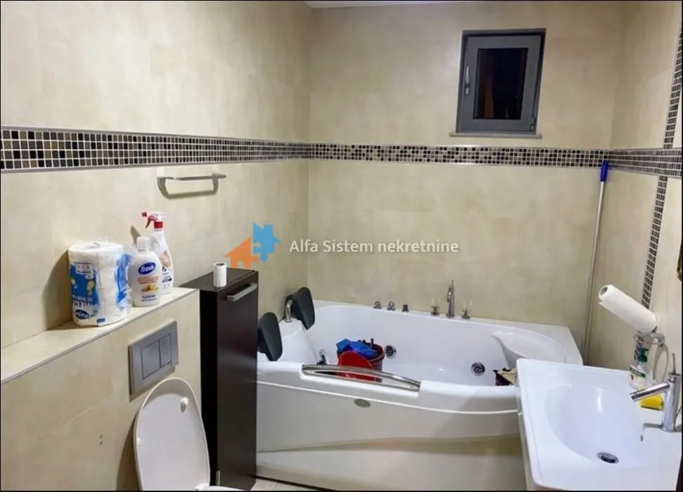 Izdavanje, četvorosoban stan, 135m², Autokomanda, Voždovac Sve Podlokacije