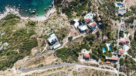 Pogled iz vazduha na priobalno područje sa vilama i putem. - image 9