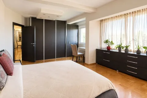 Svijetla spavaća soba sa bračnim krevetom, ugradnim plakarima i radnim stolom pored prozora. - image 12