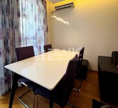 Trpezarija sa stolom i stolicama u sklopu dnevnog boravka. - image 8