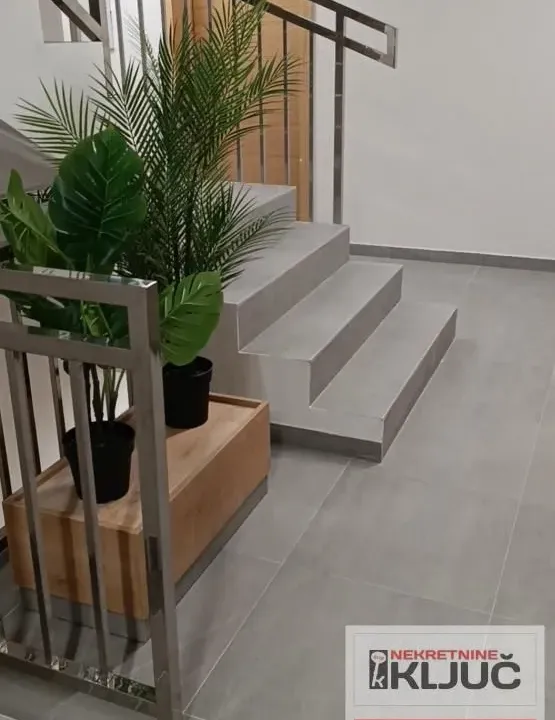 Prodaja, četvorosoban stan, 77m², Bulevar patrijarha Pavla, Novi Sad Sve Podlokacije