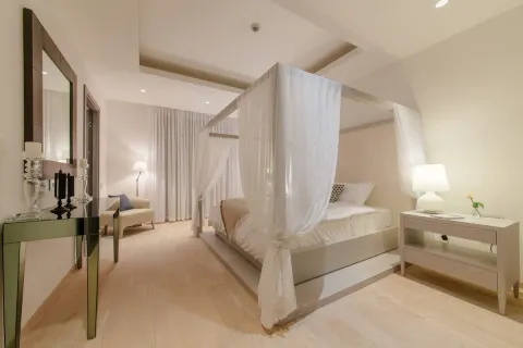 Svijetla spavaća soba sa modernim krevetom sa baldahinom i elegantnim namještajem. - image 10
