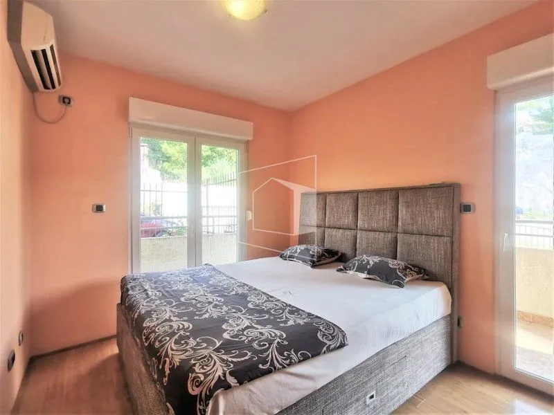 Furnished bedroom with a double bed and terrace access.