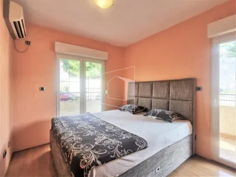 Furnished bedroom with a double bed and terrace access. - image 7