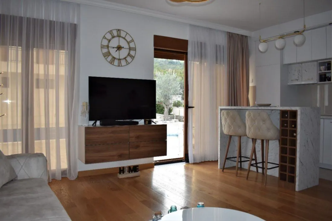 Izdavanje, jednosoban stan, 51m², Bogišići, Tivat