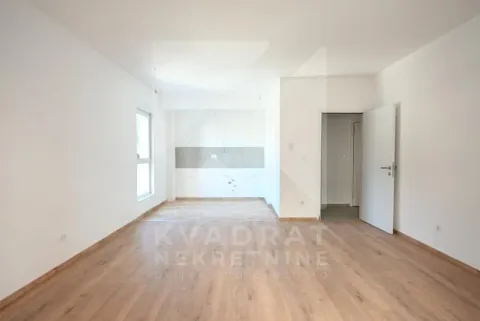 Prazna neopremljena prostorija sa drvenim podom i bijelim zidovima. - image 5