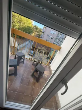 Pogled na popločanu terasu sa garniturom za sedenje kroz otvorena balkonska vrata. - image 18